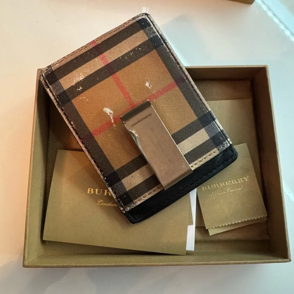 ✨ Authentic Burberry Wallet ✨